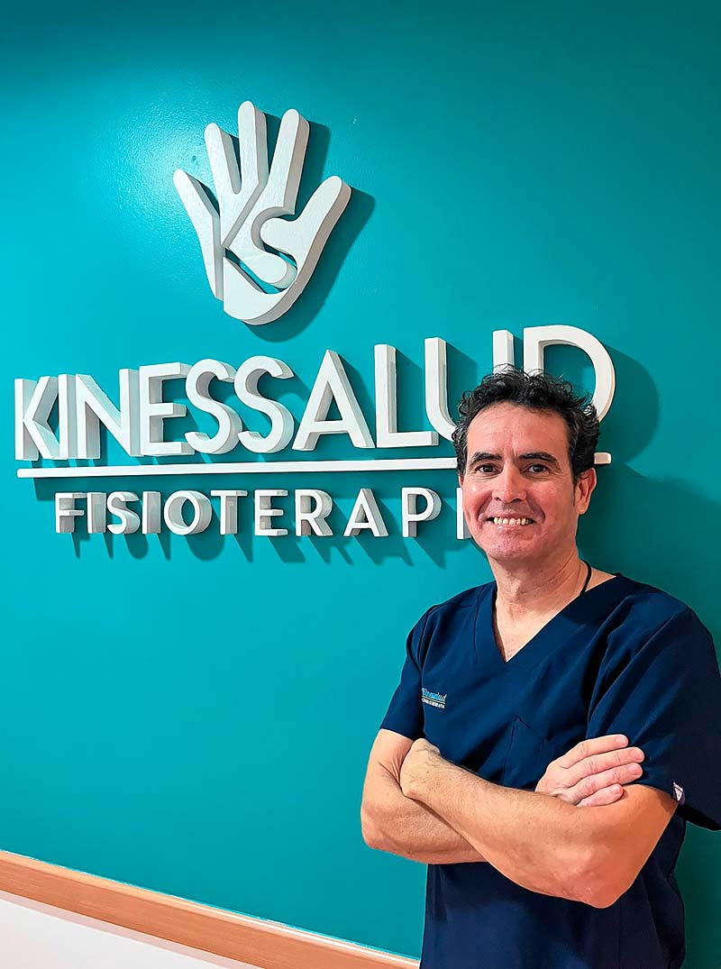 Retrato de un hombre con el fondo azul y un logo de KINESSALUD FISIOTERAPIA.
