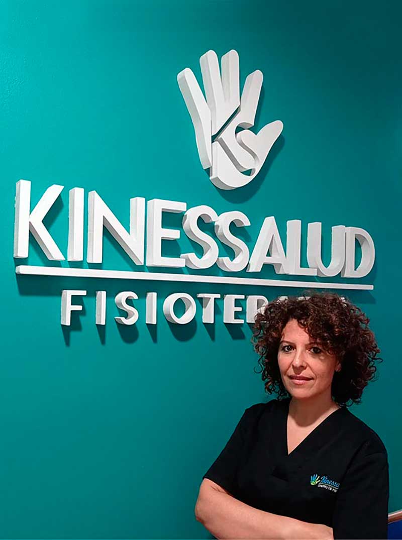 Fotografía de una mujer sobre un fondo azul con un logo de KINESSALUD.