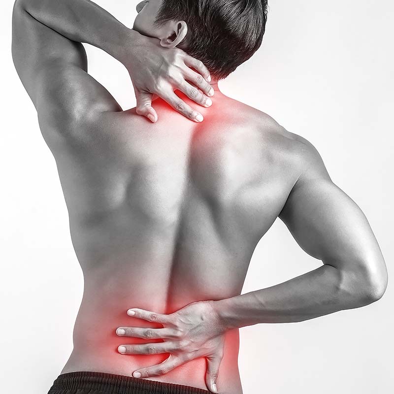 Hombre con dolor de espalda, sosteniéndose la zona lumbar con expresión de incomodidad.